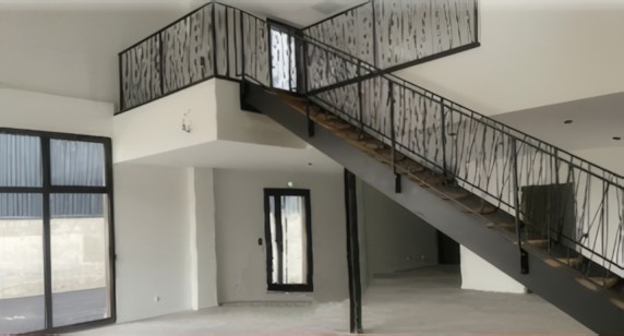 Escalier métallique avec garde-corps ajouré dans un grand volume rénové